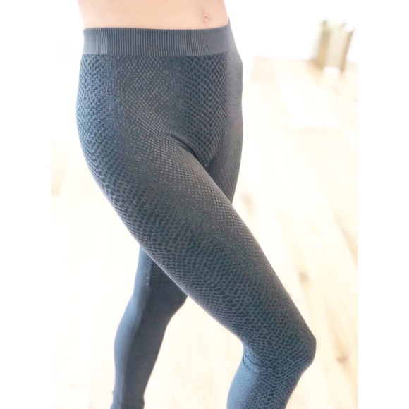SAO PAOLO Charcoal Textured Snakeskin Leggings - Picture 2 of 6